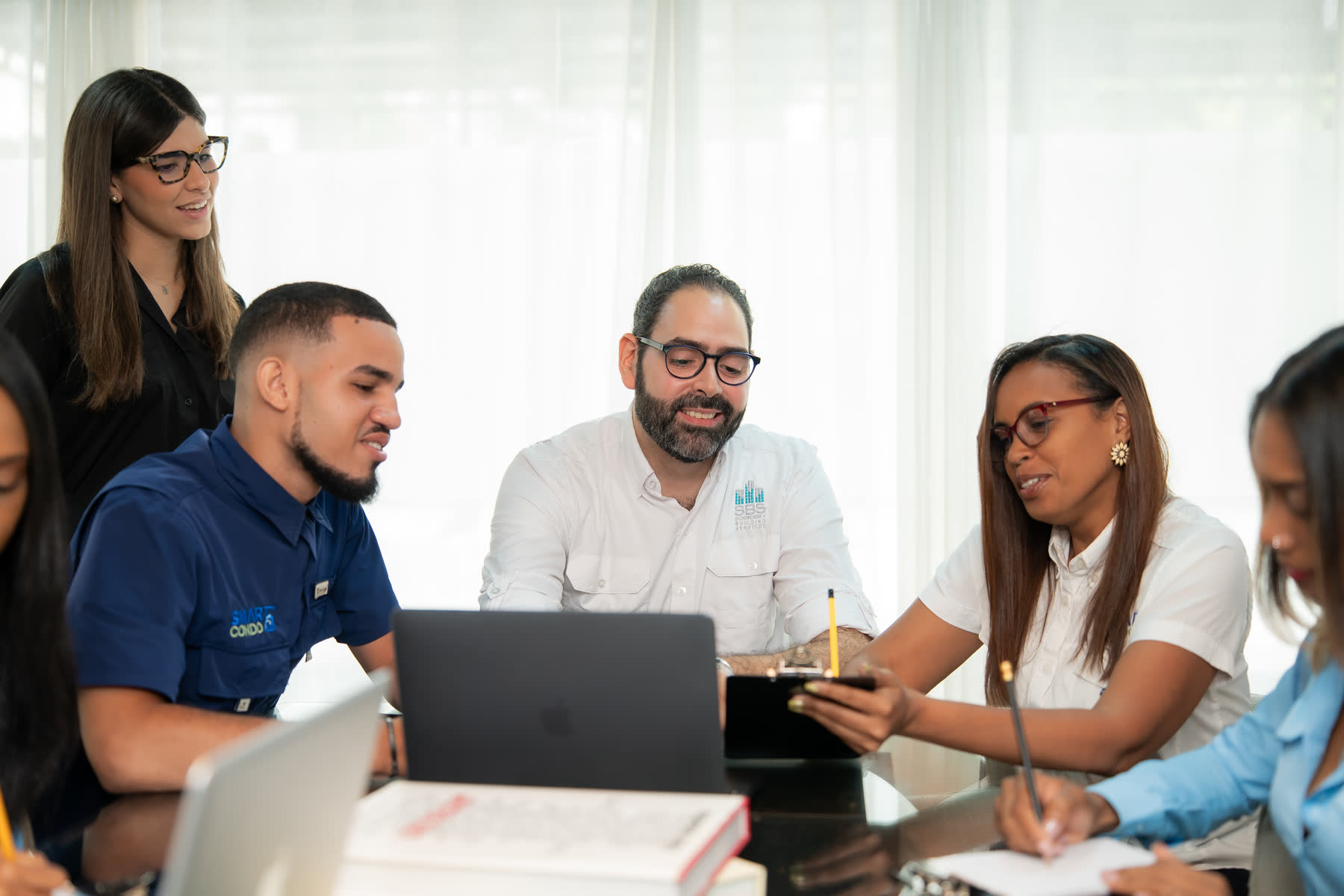 Equipo de SBS en reunión de trabajo revisando la gestión de un condominio